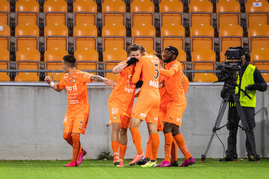 AFC Eskilstunas Wilhelm Loeper jublar med lagkamrater