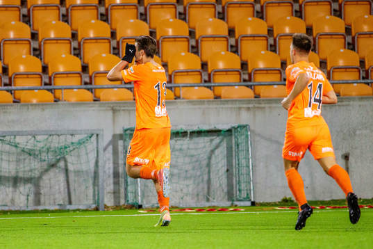 AFC Eskilstunas Wilhelm Loeper till vänster jublar