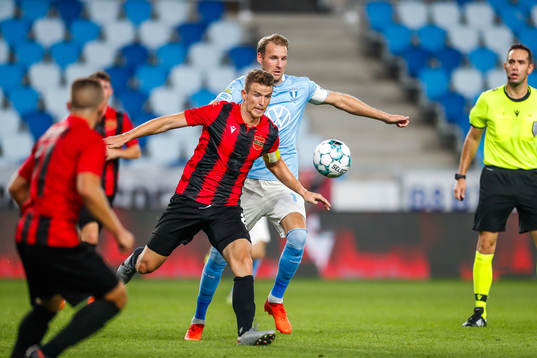 Patrik Hidi of Budapest Honvéd and Ola Toivonen of Malmö