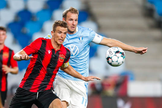 Patrik Hidi of Budapest Honvéd and Ola Toivonen of Malmö