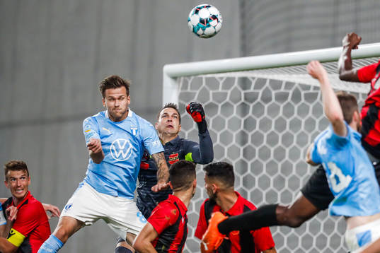 Arnór Traustason of Malmö FF against goalkeeper Tomas