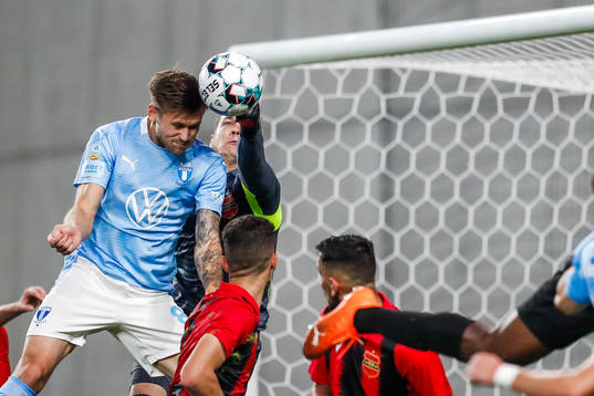 Arnór Traustason of Malmö FF against goalkeeper Tomas