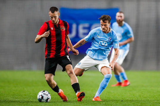 Daniel Gazdag of Budapest Honvéd and Eric Larsson of