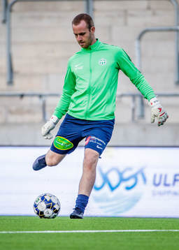 Västerås målvakt Daniel Svensson innan fotbollsmatchen i