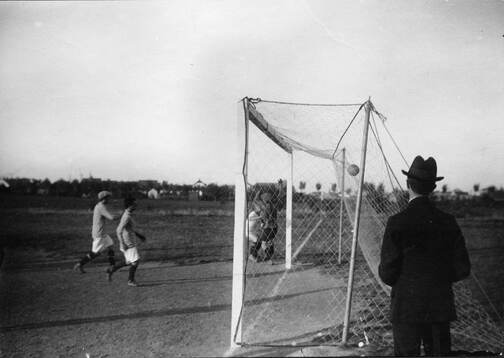 Fotboll, Limhamn Boll- & IF - Lunds G IF. Bollen i