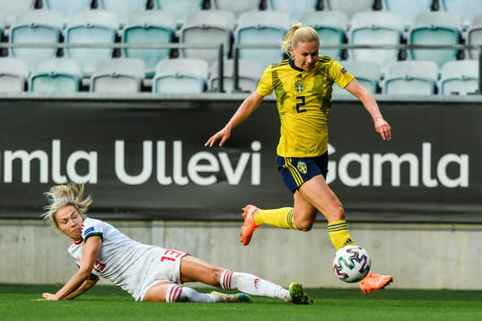 Zsanett Jakabfi of Hungary and Jonna Andersson of Sweden