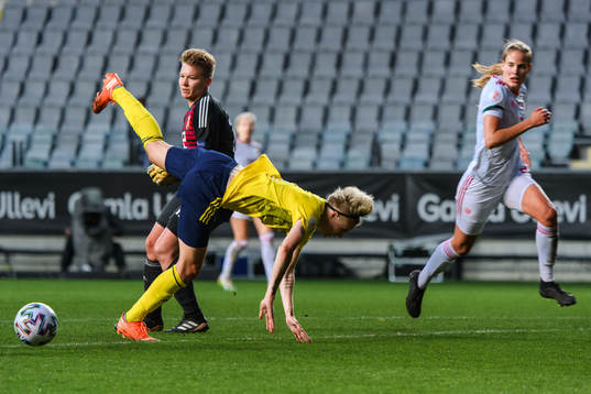 Goalkeeper Barbara Bíró of Hungary and Lina Hurtig of