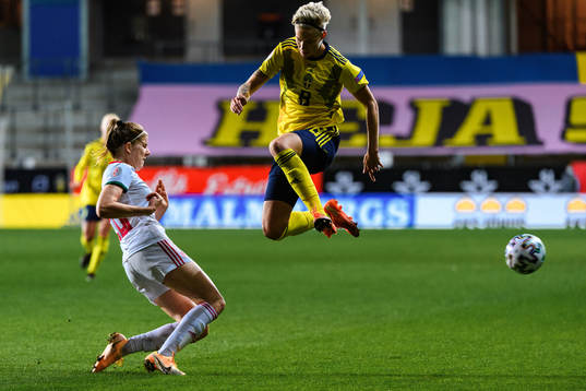 Lilla Turányi of Hungary and Lina Hurtig of Sweden