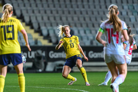 Amanda Ilestedt of Sweden scores the 6-0 goal