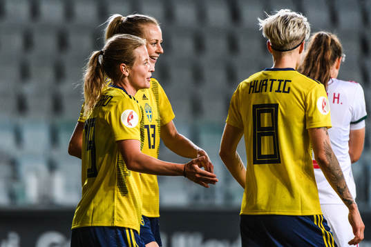 Anna Anvegård and Amanda Ilestedt of Sweden celebrate the