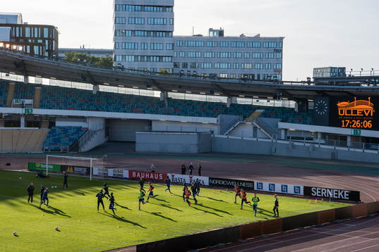 Players of IFK Göteborg warming up