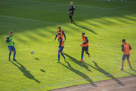 Players of of IFK Göteborg warming ups