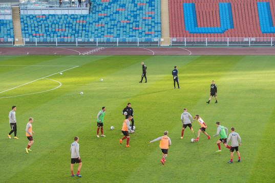 Players of of FC Köpenhamn warming up