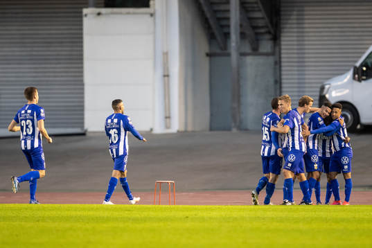 Tobias Sana of IFK Göteborg celebrates with teammates