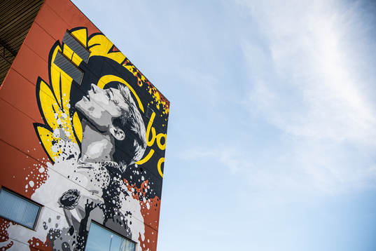 Del av muralmålning på en vägg på Borås arena