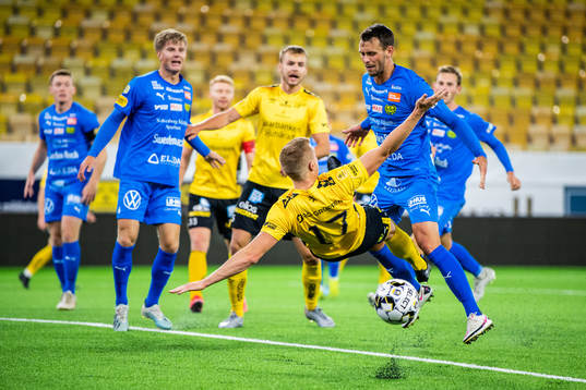 Elfsborgs Per Frick faller i en duell med Mjällbys Max