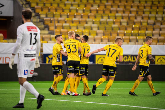 Elfsborgs Jesper Karlsson jublar med lagkamrater