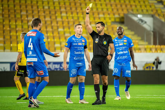 Domare Granit Maqedonci ger gult kort till Max Watson och