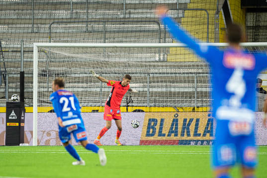 Mjällbys Besard Sabovic (ej i bild) skjuter mål från