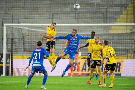 Elfsborgs Gustav Henriksson i nickduell med Mjällbys Jacob