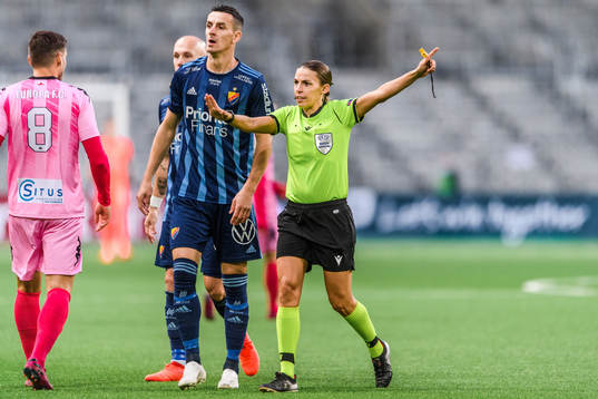 Haris Radetinac of Djurgården and referee Stéphanie