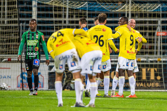 Falkenbergs Nsima Peter jublar med lagkamrater