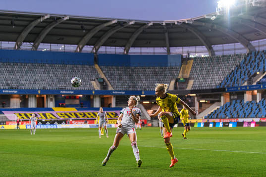 Zsanett Jakabfi of Hungary and Jonna Andersson of Sweden