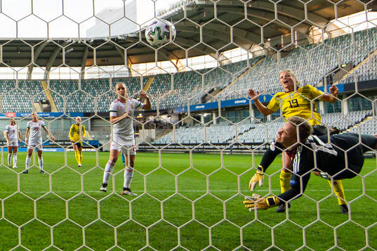 Anna Anvegård of Sweden sees Lina Hurtig of Sweden (not