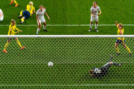 Nathalie Björn and Anna Anvegård of Sweden celebrate