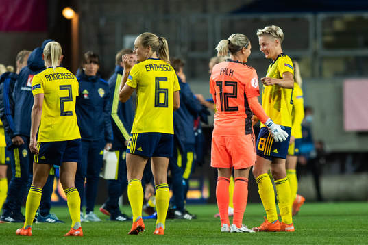 Goalkeeper Jennifer Falk and Lina Hurtig of Sweden