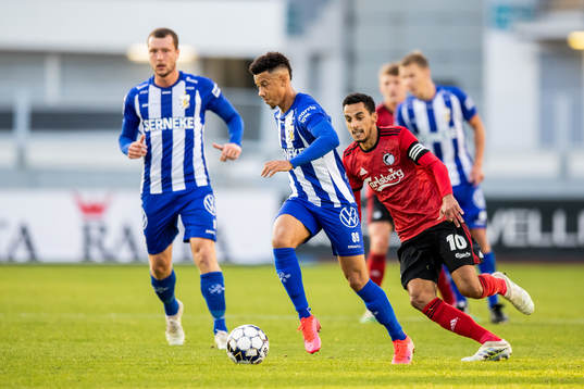 Tobias Sana of IFK Göteborg and Carlos Zeca of FC