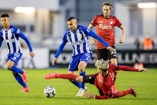 Sargon Abraham of IFK Göteborg and Guillermo Varela of FC