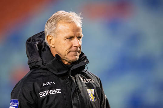 head coach Roland Nilsson of IFK Göteborg looks dejected