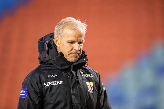 head coach Roland Nilsson of IFK Göteborg looks dejected