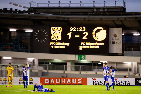 Players of IFK Göteborg looks dejected