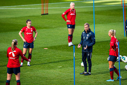 Emilie Bosshard Haavi of Norway and Martin Sjögren, head