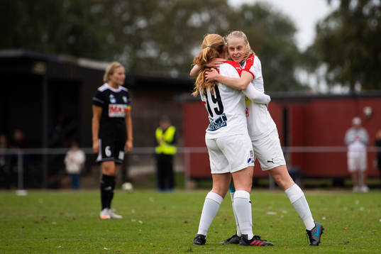 Borgebys Sofia Anker-Kofoed och Mathilda Sjöström jublar