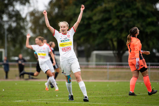 Borgebys Sofia Anker-Kofoed jublar medan Brömöllas