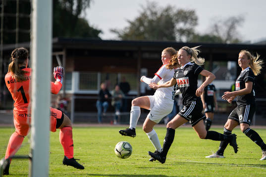 Borgebys Mathilda Sjöström gör mål bakom Brömöllas