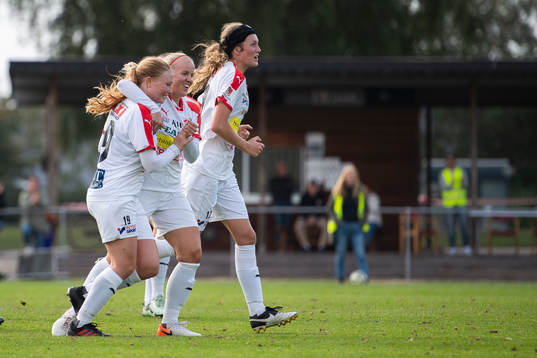 Borgebys Mathilda Sjöström och Emma Bengtsson jublar