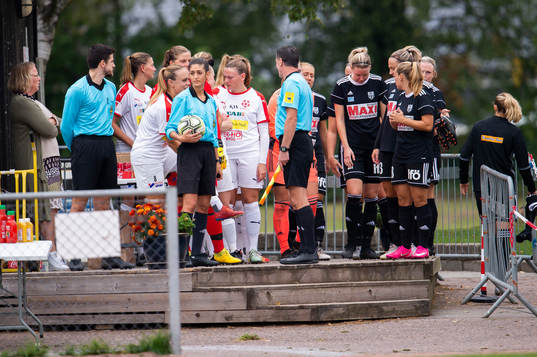 Spelare och domare förbereder för entré