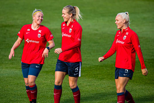 Therese Sessy Åsland, Elise Hove Thorsnes and Maria