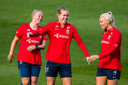 Therese Sessy Åsland, Elise Hove Thorsnes and Maria