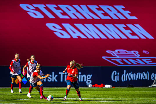 Celin Bizet Ildhusøy and Therese Sessy Åsland of the