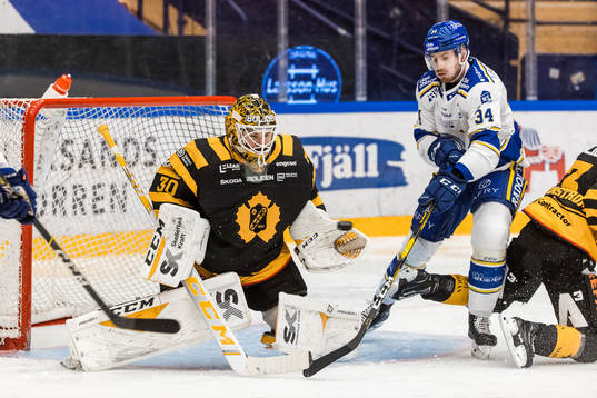 Skellefteås målvakt Gustaf Lindvall och Leksands Peter