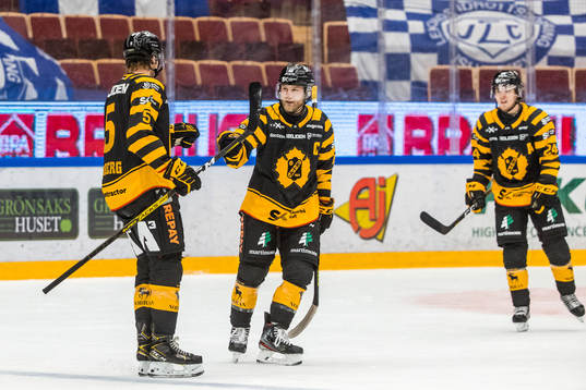 Skellefteås Philip Broberg  och Oscar Möller jublar