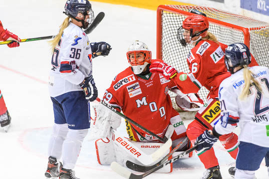 Linköpings Emelie Kruse Johansen och Modos målvakt Klara