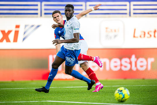 Vidar Örn Kjartansson of Vålerenga and Sheriff Sinyan of