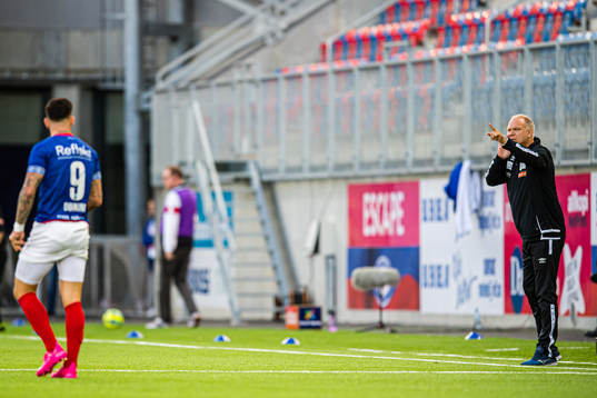 Aron Leonard Dønnum of Vålerenga and Dag-Eilev Fagermo,