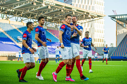 Vidar Örn Kjartansson of Vålerenga celebrates